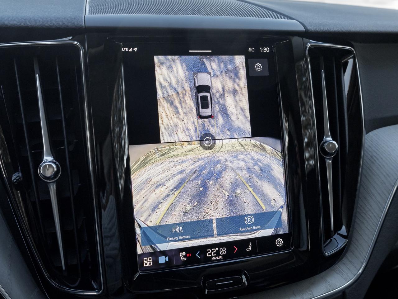 2025 Volvo XC60 B5 AWD Plus  NEARLY NEW  CPO  19" ALLOY WHEELS Photo