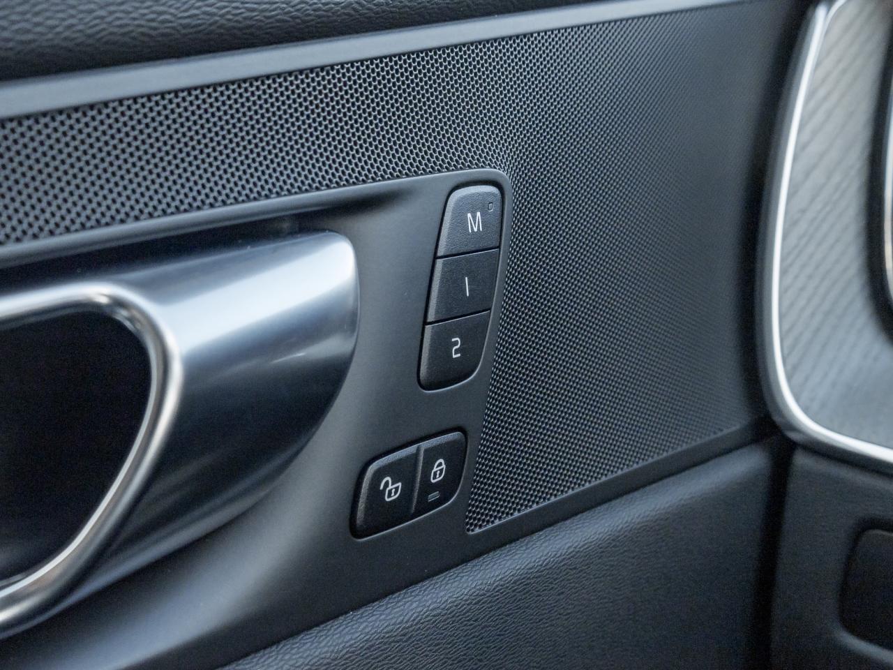 2025 Volvo XC60 B5 AWD Plus  NEARLY NEW  CPO  19" ALLOY WHEELS Photo