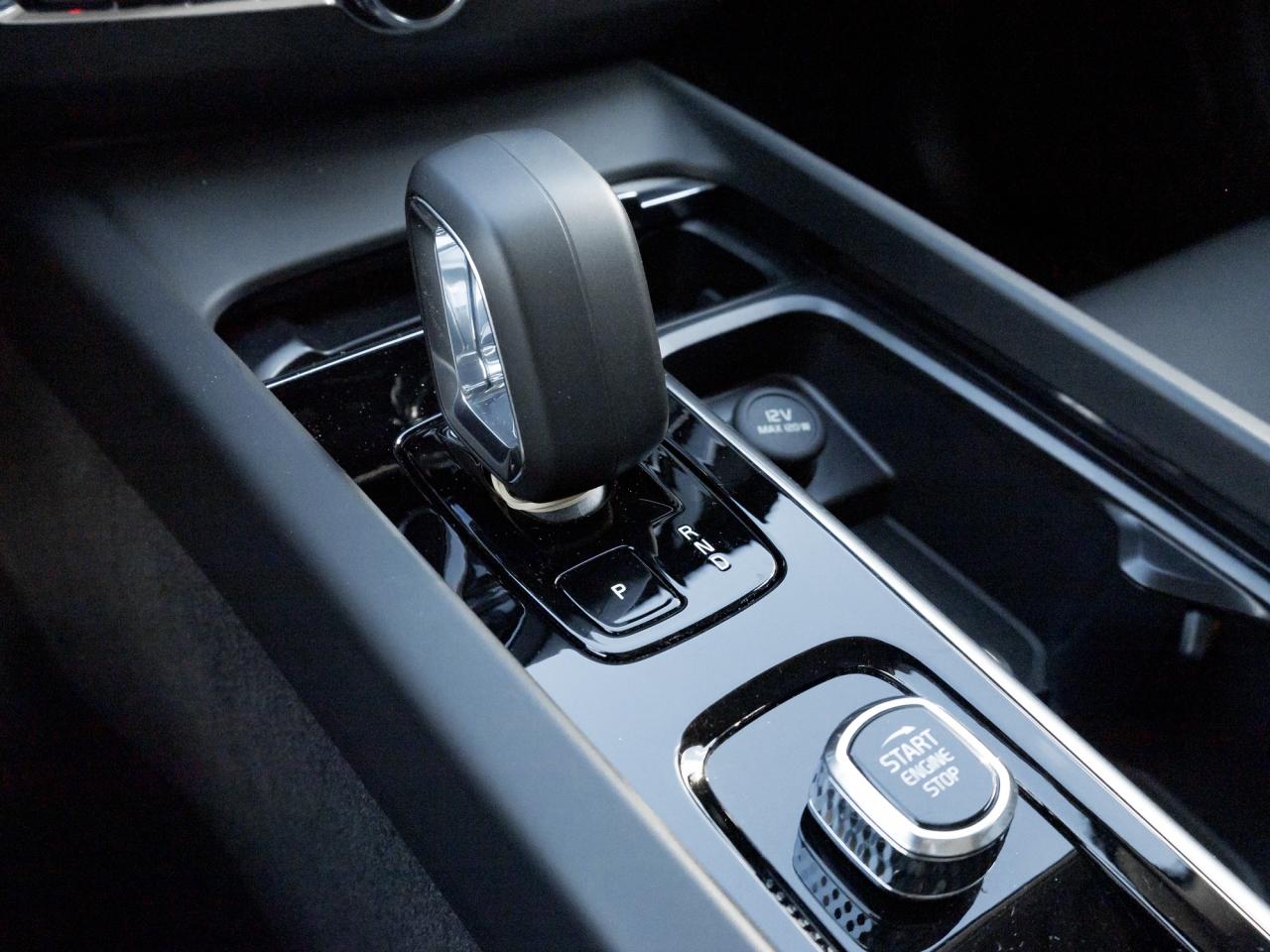 2025 Volvo XC60 B5 AWD Plus  NEARLY NEW  CPO  19" ALLOY WHEELS Photo