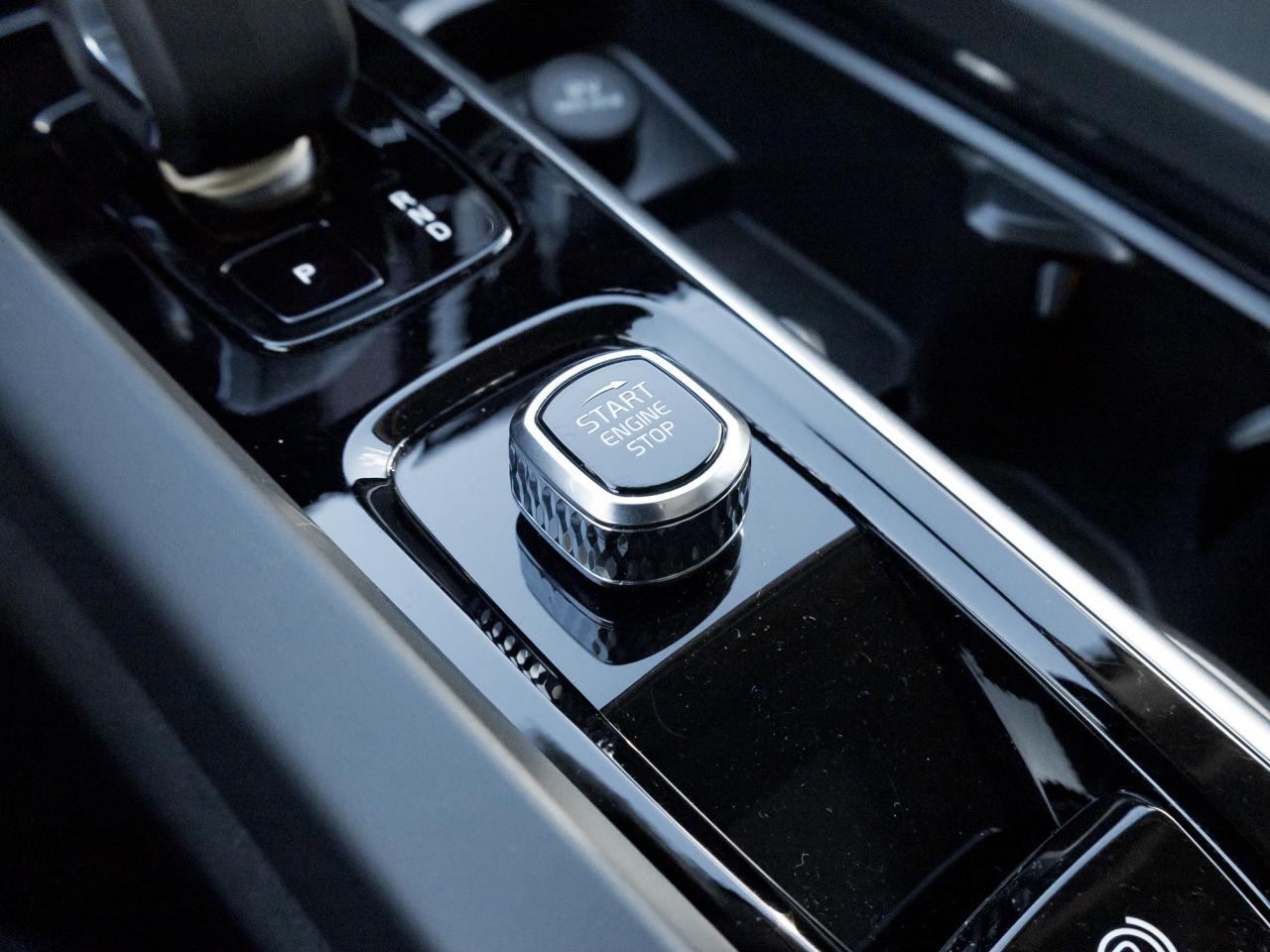 2025 Volvo XC60 B5 AWD Plus  NEARLY NEW  CPO  19" ALLOY WHEELS Photo