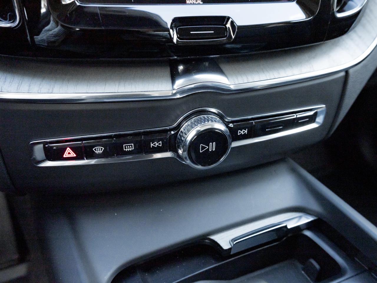 2025 Volvo XC60 B5 AWD Plus  NEARLY NEW  CPO  19" ALLOY WHEELS Photo