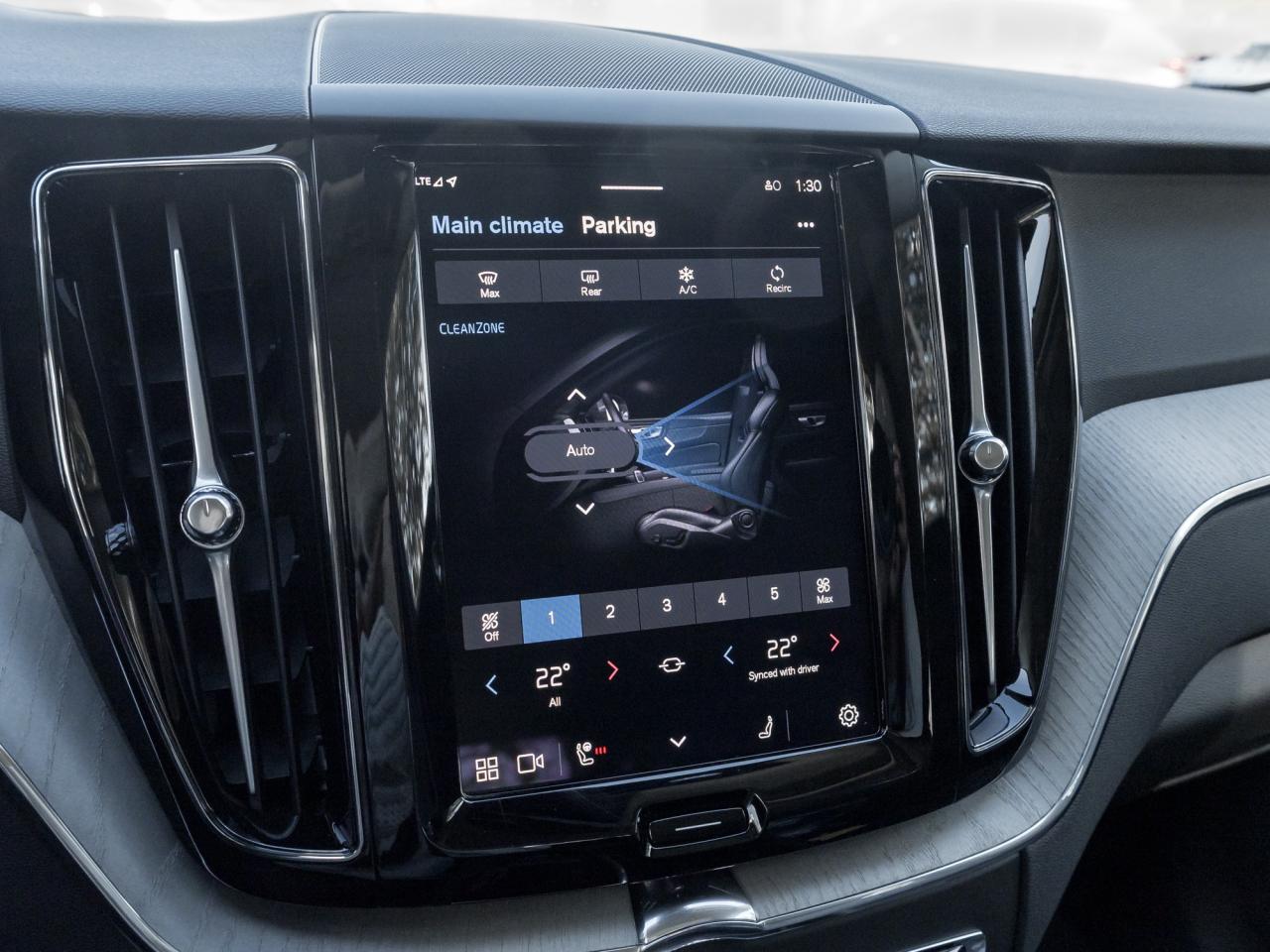 2025 Volvo XC60 B5 AWD Plus  NEARLY NEW  CPO  19" ALLOY WHEELS Photo