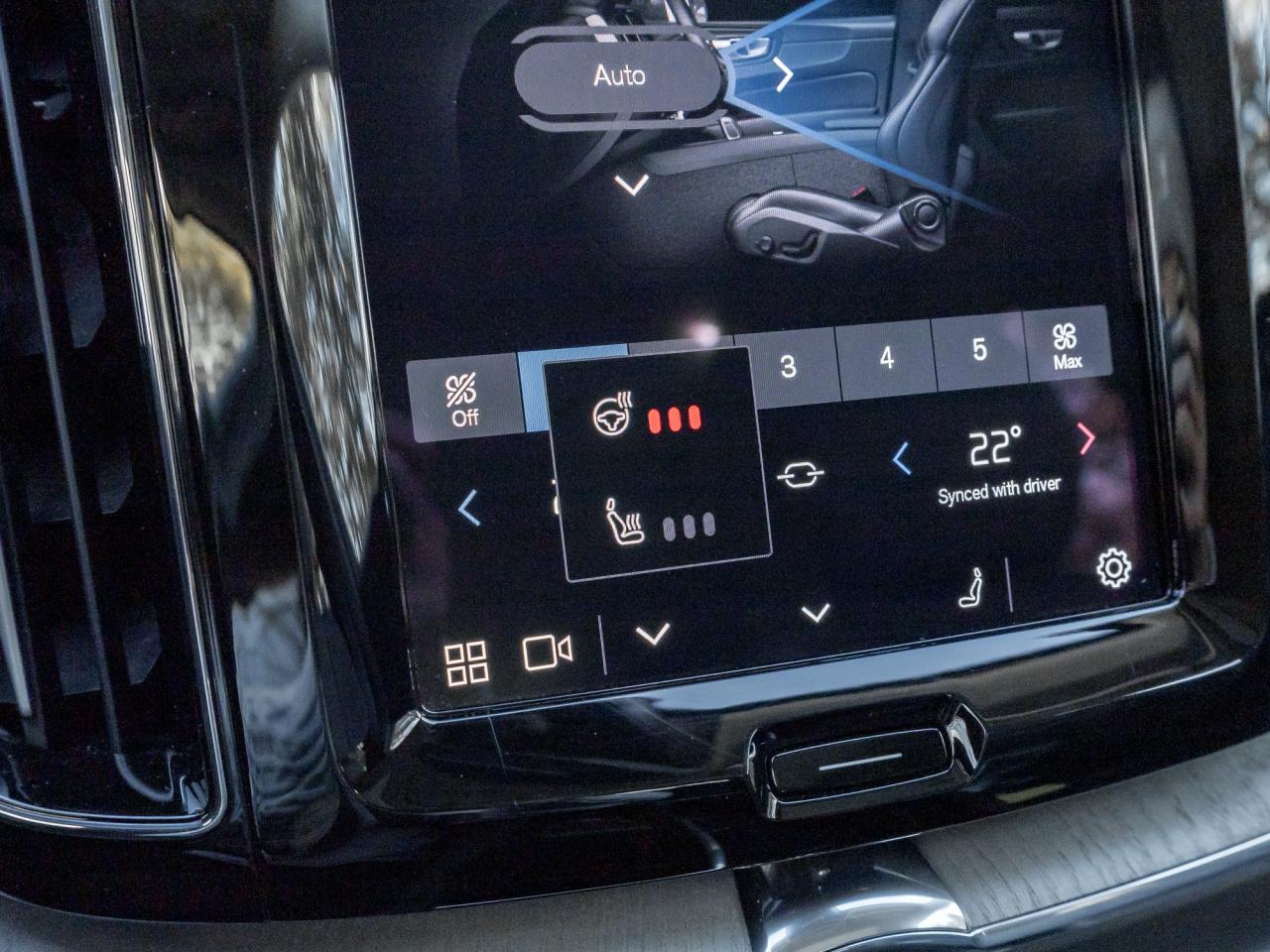 2025 Volvo XC60 B5 AWD Plus  NEARLY NEW  CPO  19" ALLOY WHEELS Photo