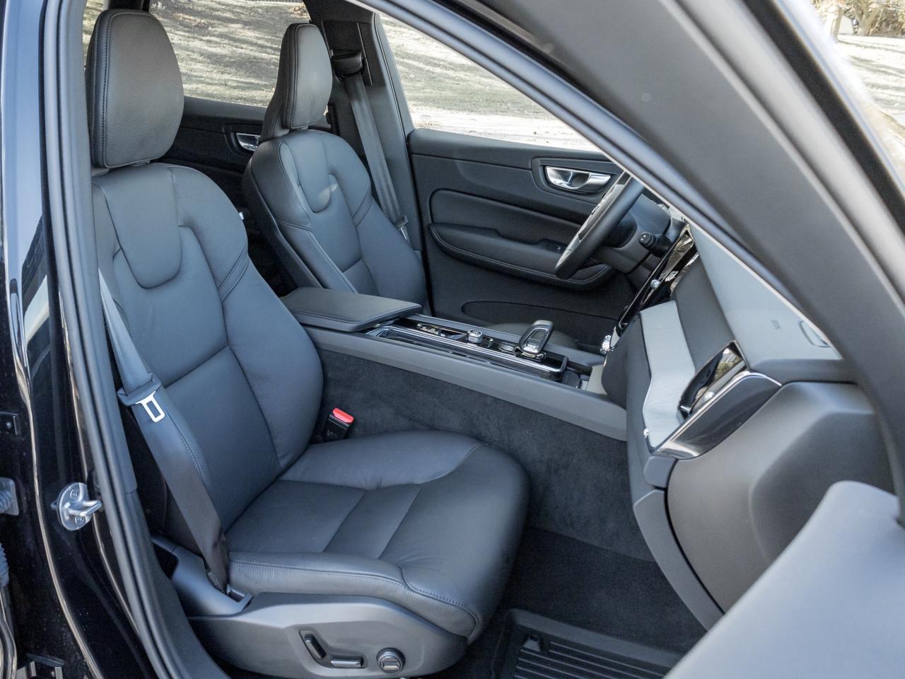 2025 Volvo XC60 B5 AWD Plus  NEARLY NEW  CPO  19" ALLOY WHEELS Photo