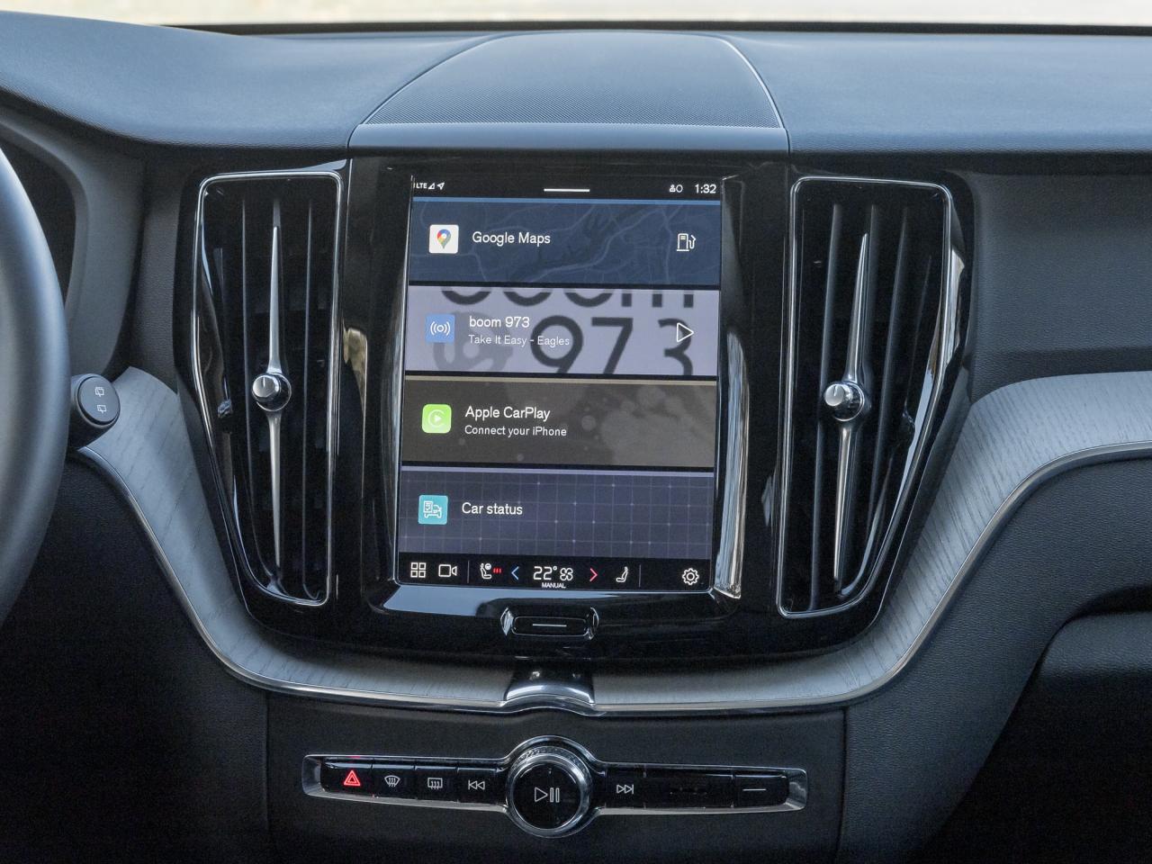 2025 Volvo XC60 B5 AWD Plus  NEARLY NEW  CPO  19" ALLOY WHEELS Photo