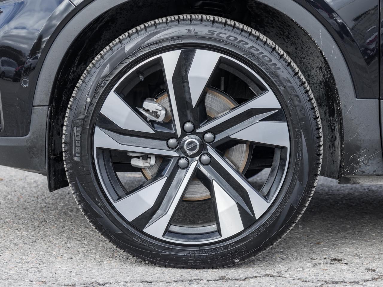 2025 Volvo XC40 B5 AWD PLUS  20" ALLOY WHEELS  CLIMATE PACK  CPO Photo3