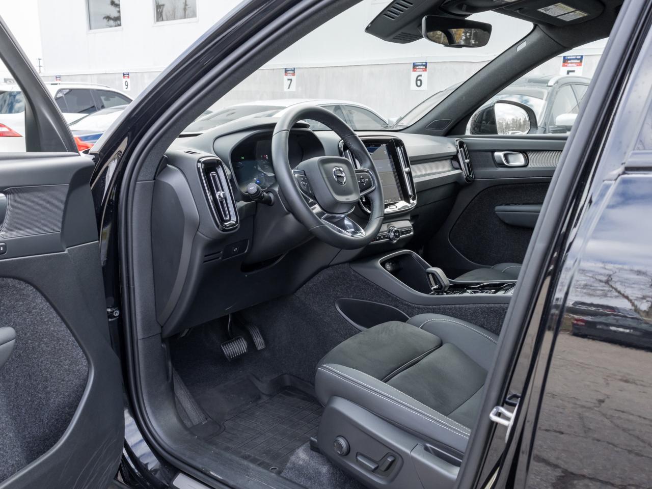 2025 Volvo XC40 B5 AWD PLUS  20" ALLOY WHEELS  CLIMATE PACK  CPO Photo