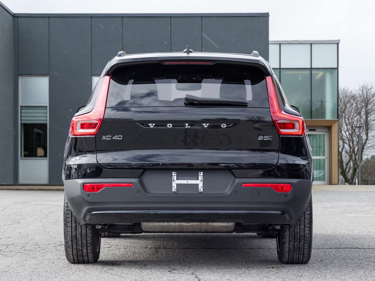 2025 Volvo XC40 B5 AWD PLUS  20" ALLOY WHEELS  CLIMATE PACK  CPO Photo