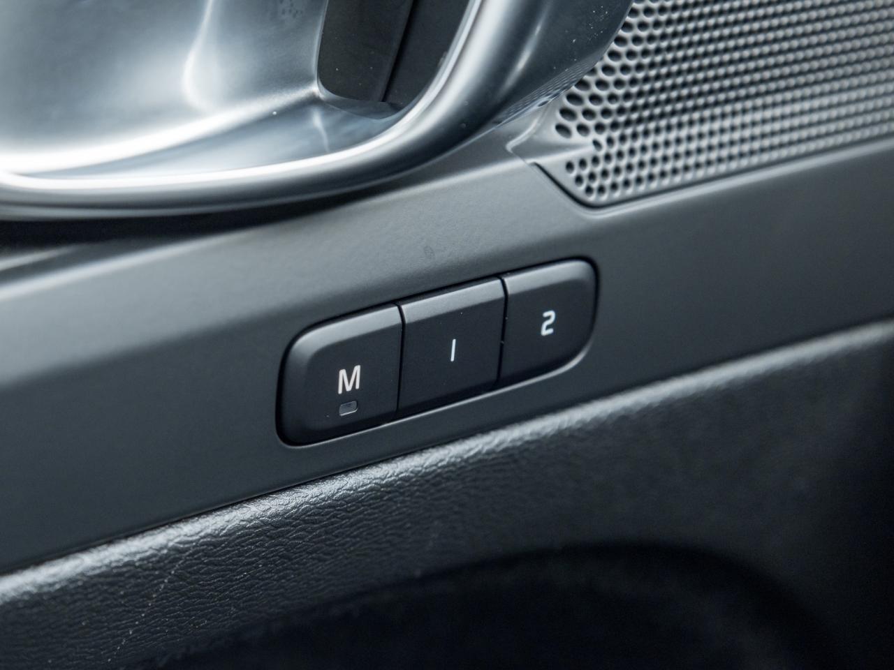 2025 Volvo XC40 B5 AWD PLUS  20" ALLOY WHEELS  CLIMATE PACK  CPO Photo