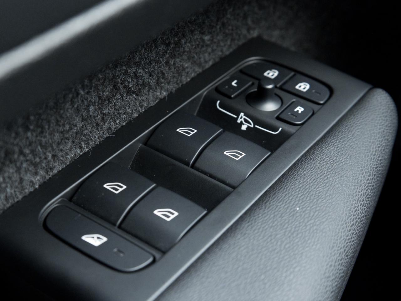 2025 Volvo XC40 B5 AWD PLUS  20" ALLOY WHEELS  CLIMATE PACK  CPO Photo