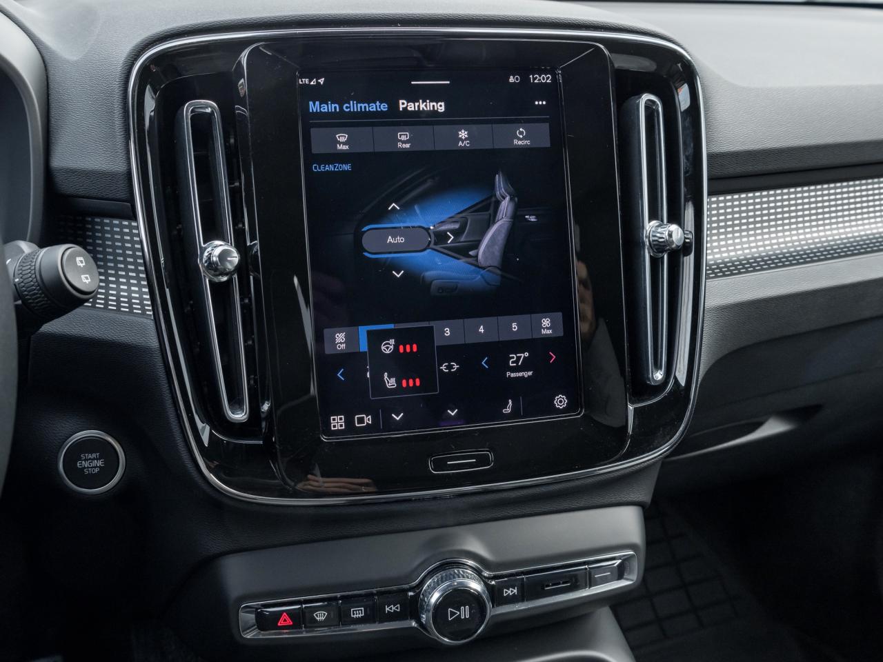 2025 Volvo XC40 B5 AWD PLUS  20" ALLOY WHEELS  CLIMATE PACK  CPO Photo