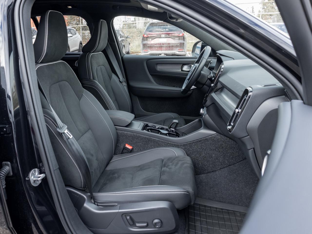 2025 Volvo XC40 B5 AWD PLUS  20" ALLOY WHEELS  CLIMATE PACK  CPO Photo