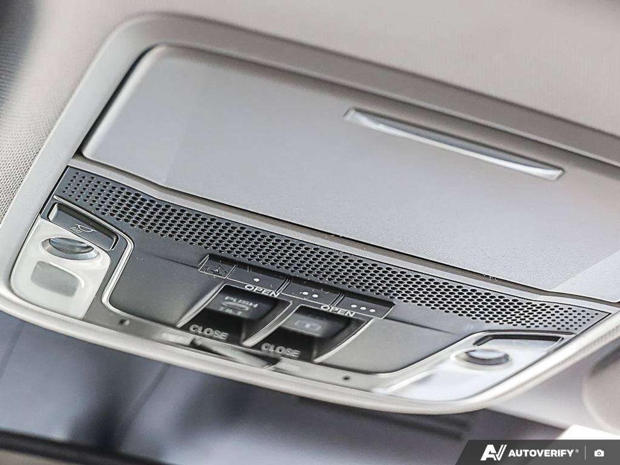 2020 Honda CR-V TouringAWD, SUNROOF, NAV, CARPLAY, POWER TAILGATE, ADAPTIVE CRUISE Photo