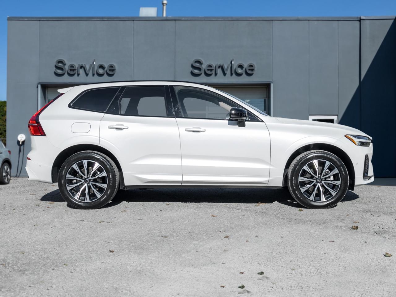 2025 Volvo XC60 B5 AWD Plus Dark Theme LOW MILEAGE NEARLY NEW CPO Photo4