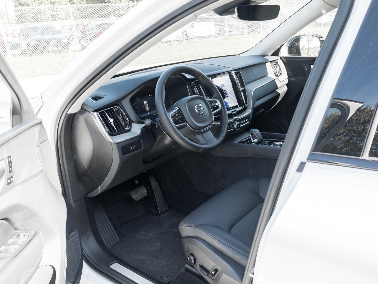 2025 Volvo XC60 B5 AWD Plus Dark Theme LOW MILEAGE NEARLY NEW CPO Photo