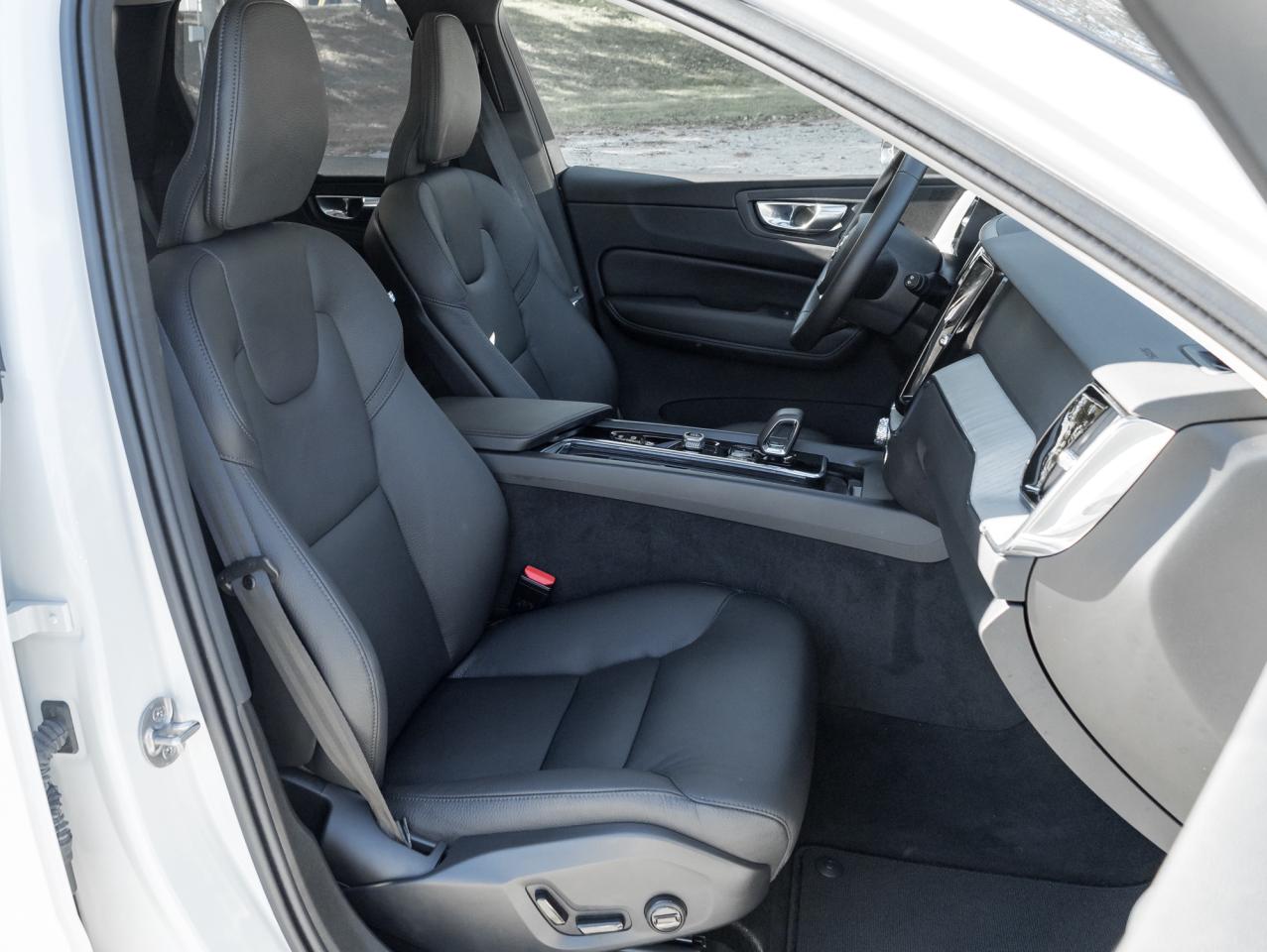 2025 Volvo XC60 B5 AWD Plus Dark Theme LOW MILEAGE NEARLY NEW CPO Photo