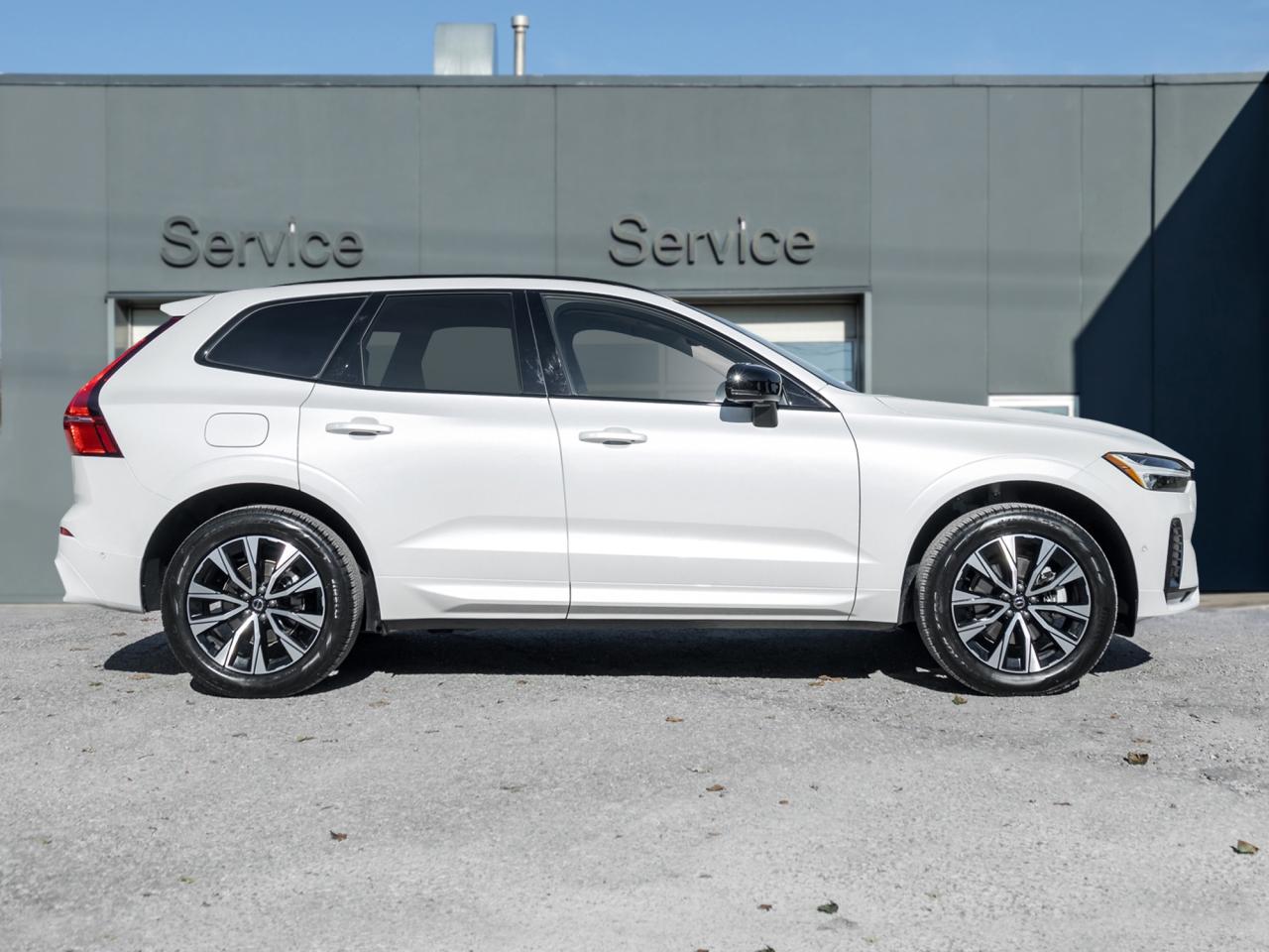 2025 Volvo XC60 B5 AWD Plus Dark Theme LOW MILEAGE NEARLY NEW CPO Photo