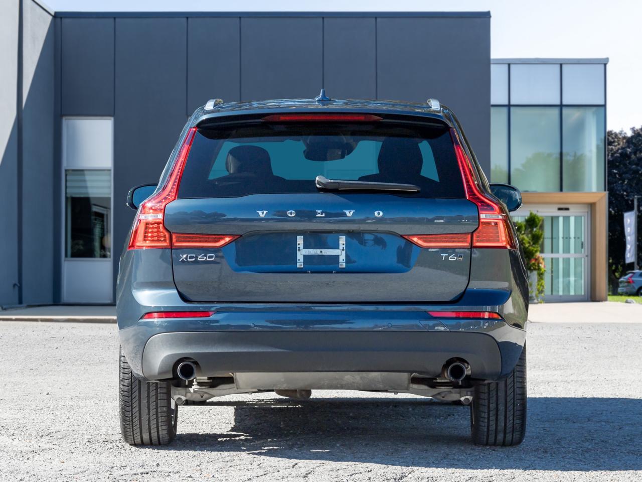 2021 Volvo XC60 T6 AWD Momentum 20" ALLOY WHEEL CPO DENIM BLUE Photo
