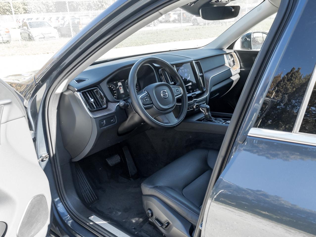 2021 Volvo XC60 T6 AWD Momentum 20" ALLOY WHEEL CPO DENIM BLUE Photo