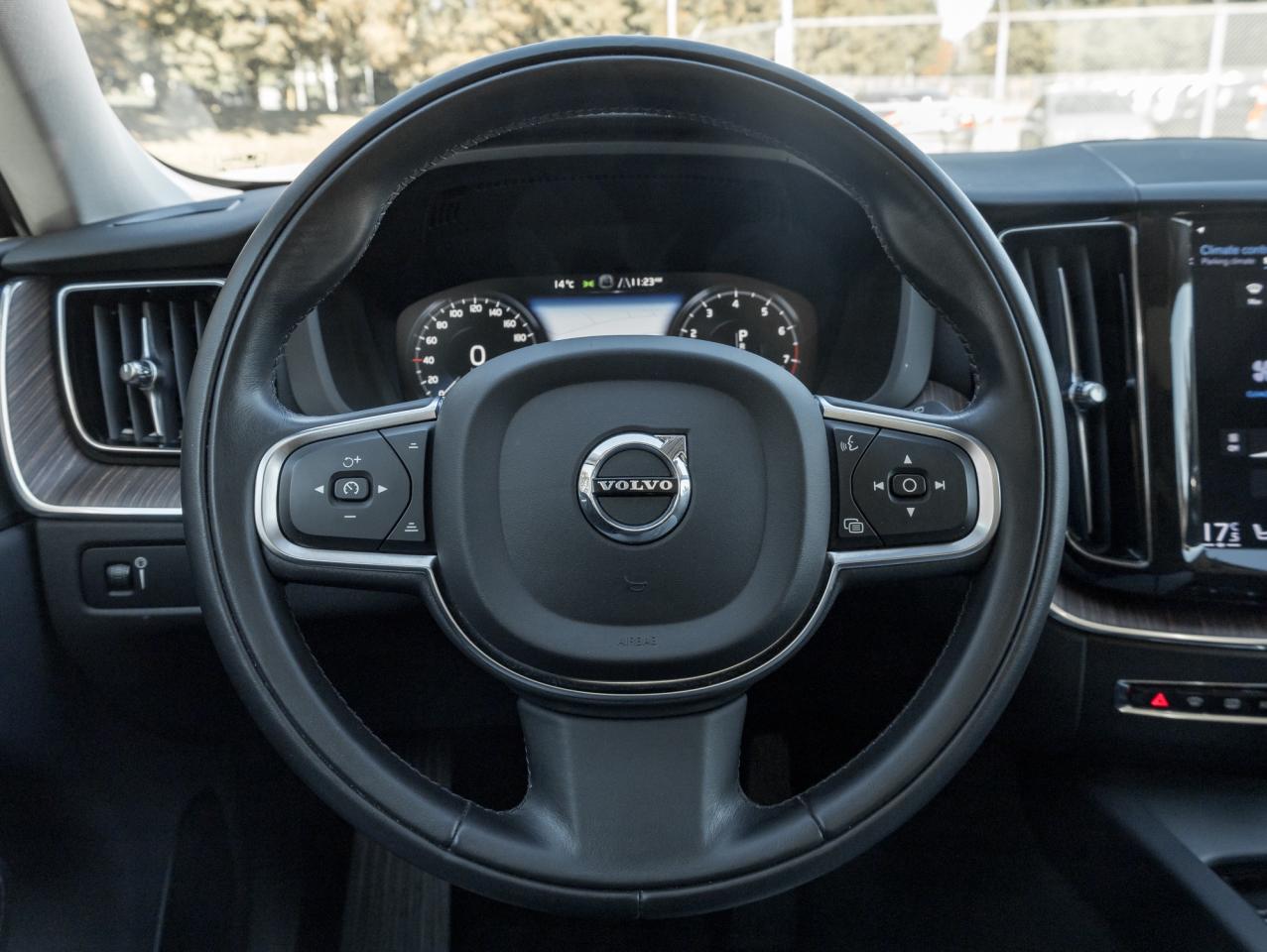 2021 Volvo XC60 T6 AWD Momentum 20" ALLOY WHEEL CPO DENIM BLUE Photo