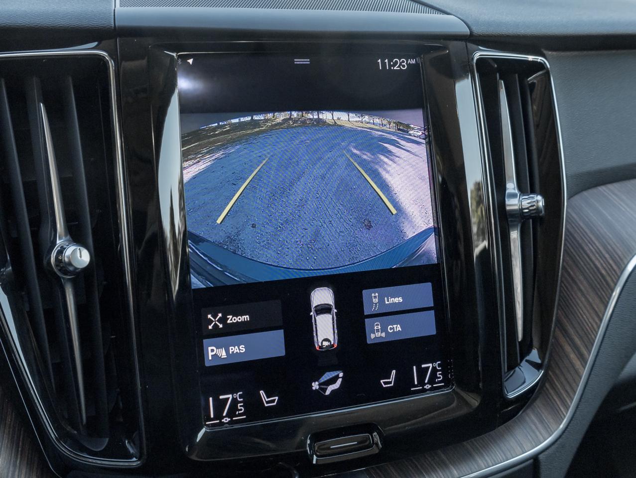 2021 Volvo XC60 T6 AWD Momentum 20" ALLOY WHEEL CPO DENIM BLUE Photo