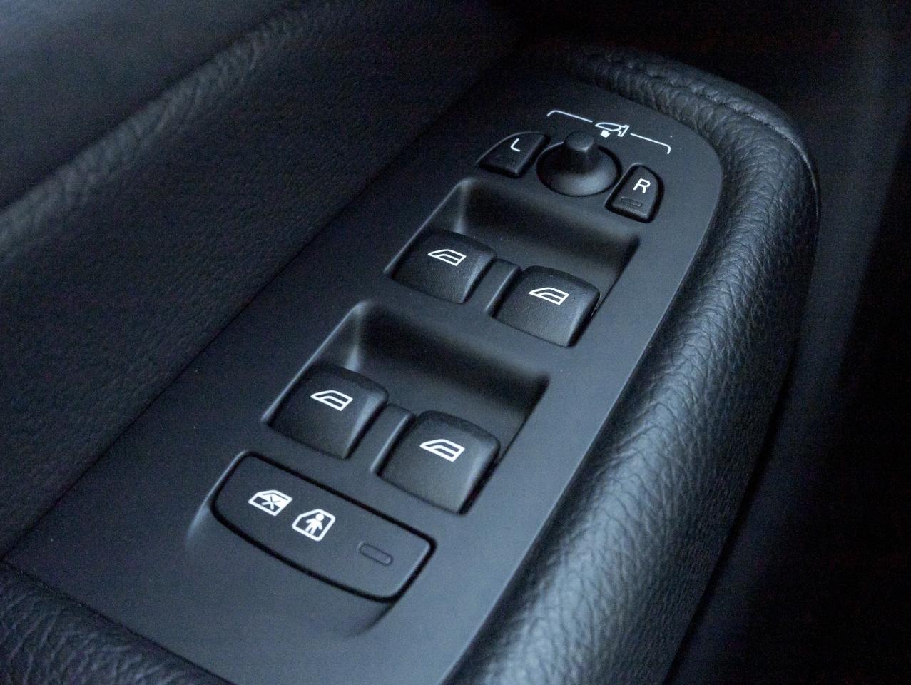 2021 Volvo XC60 T6 AWD Momentum 20" ALLOY WHEEL CPO DENIM BLUE Photo