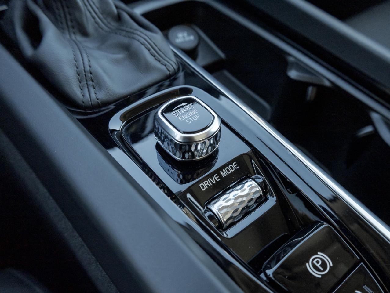 2021 Volvo XC60 T6 AWD Momentum 20" ALLOY WHEEL CPO DENIM BLUE Photo