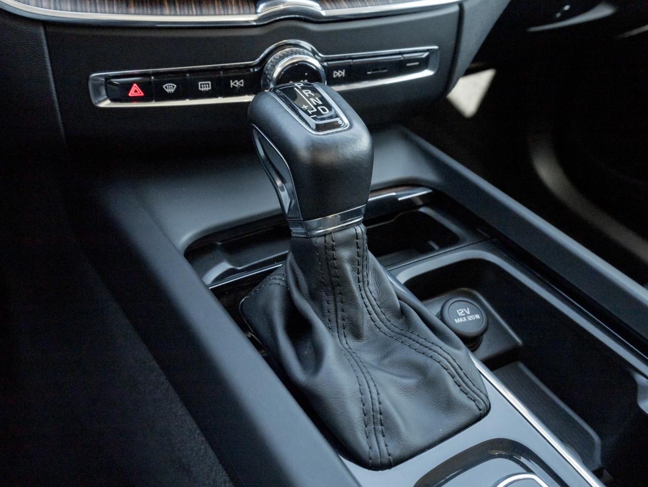 2021 Volvo XC60 T6 AWD Momentum 20" ALLOY WHEEL CPO DENIM BLUE Photo