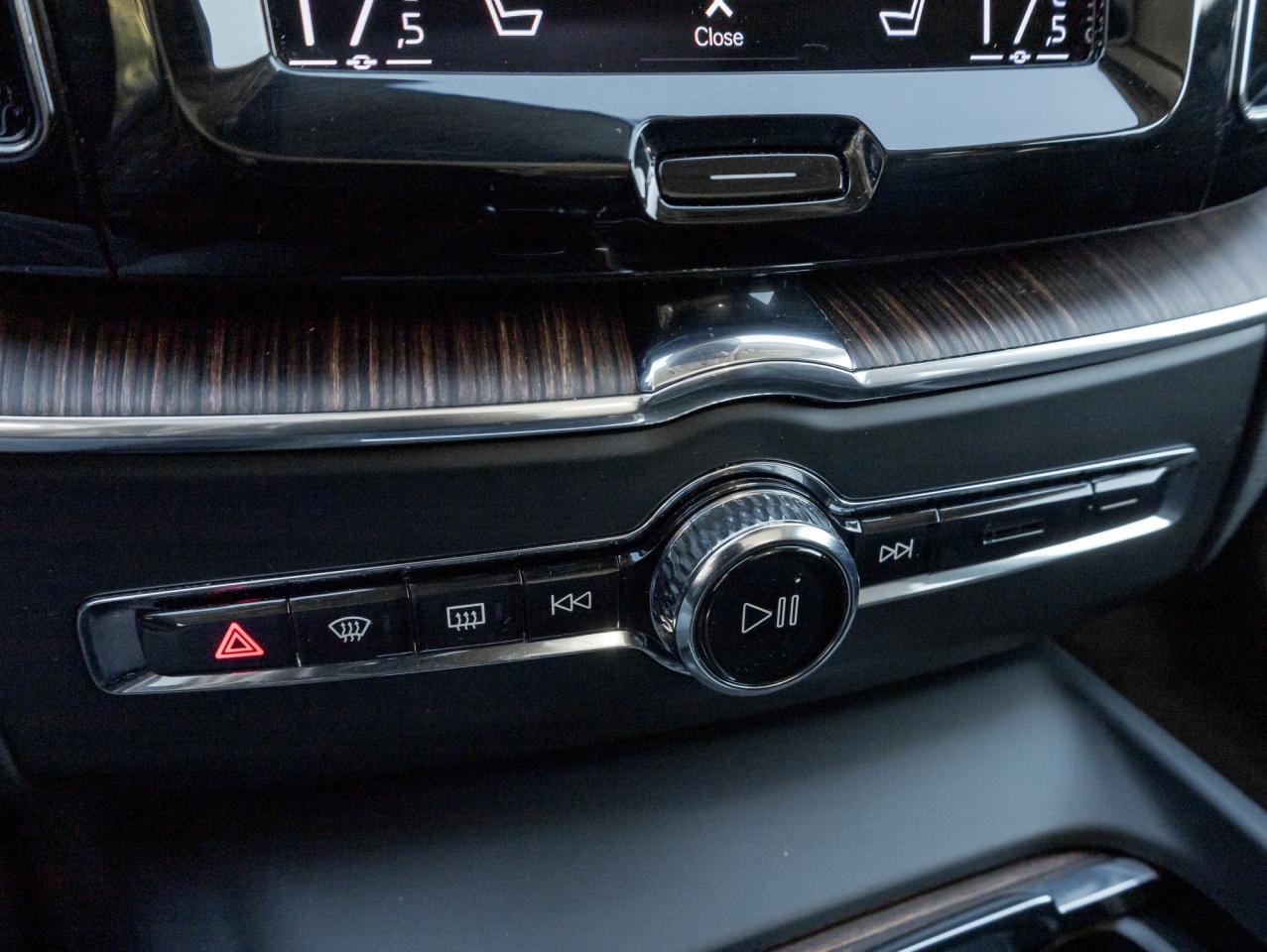 2021 Volvo XC60 T6 AWD Momentum 20" ALLOY WHEEL CPO DENIM BLUE Photo