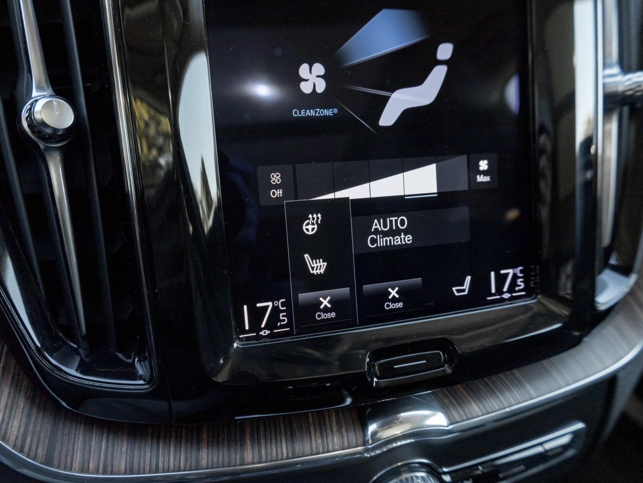 2021 Volvo XC60 T6 AWD Momentum 20" ALLOY WHEEL CPO DENIM BLUE Photo