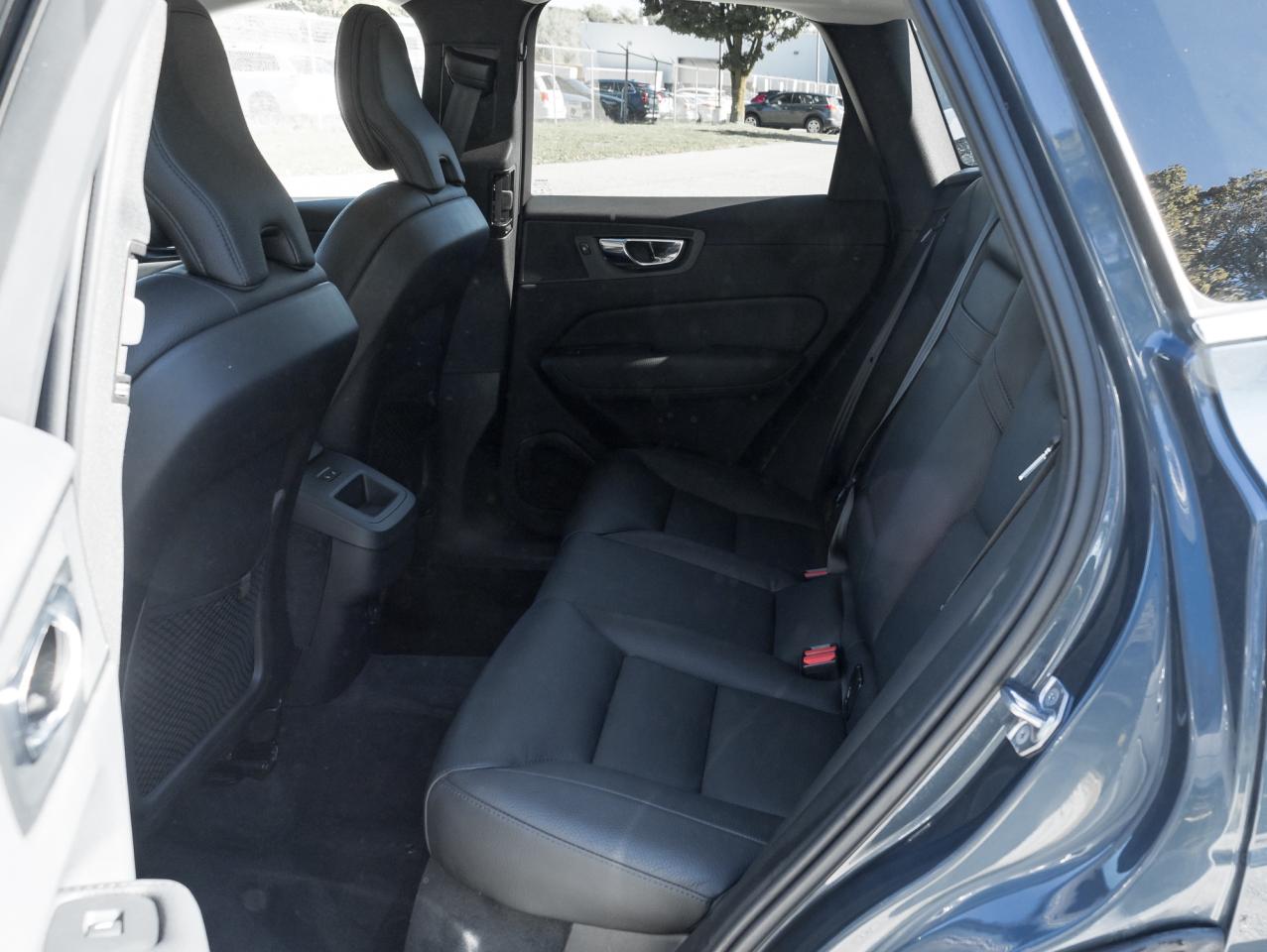 2021 Volvo XC60 T6 AWD Momentum 20" ALLOY WHEEL CPO DENIM BLUE Photo