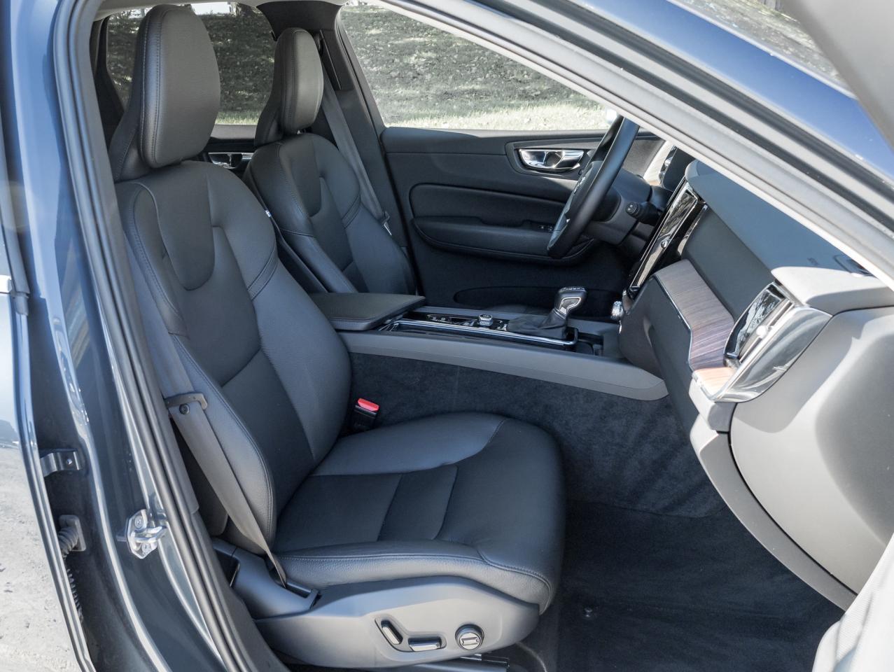 2021 Volvo XC60 T6 AWD Momentum 20" ALLOY WHEEL CPO DENIM BLUE Photo