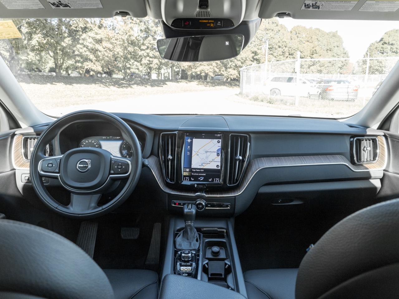 2021 Volvo XC60 T6 AWD Momentum 20" ALLOY WHEEL CPO DENIM BLUE Photo