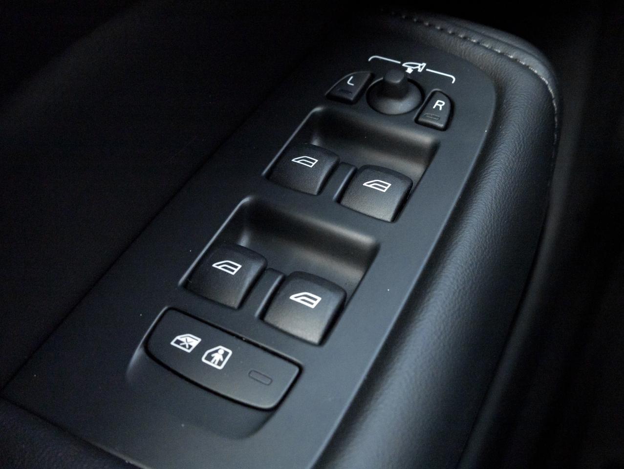 2025 Volvo XC60 B5 AWD Plus Dark Theme  20" ALLOY WHEELS  CPO Photo