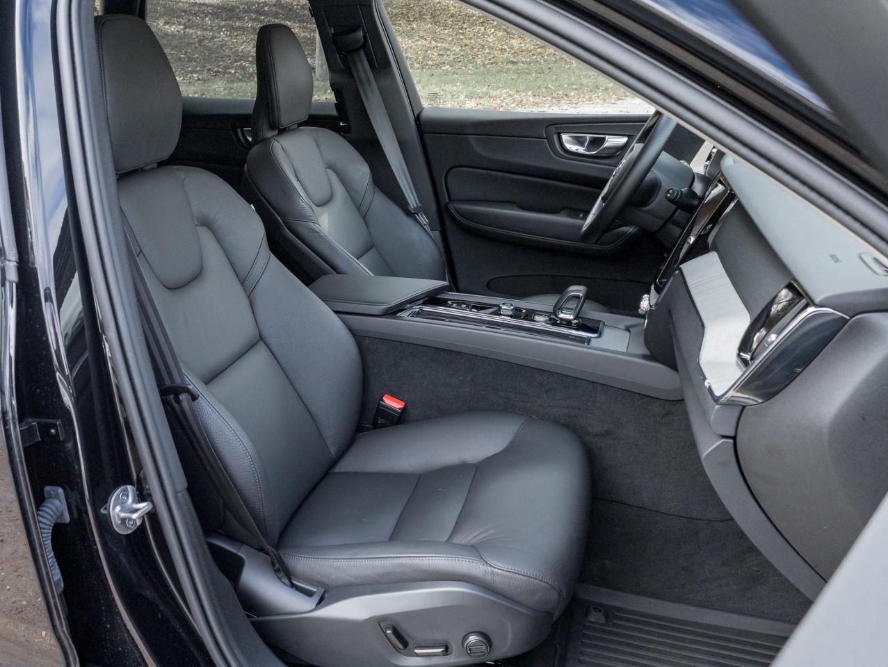 2025 Volvo XC60 B5 AWD Plus Dark Theme  20" ALLOY WHEELS  CPO Photo