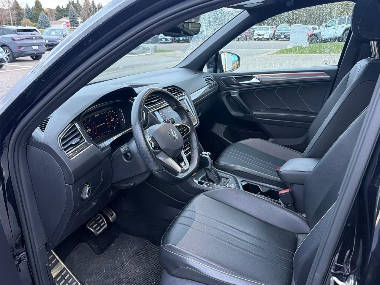 2022 Volkswagen Tiguan Comfortline R-Line Black EditionONE-OWNER, ACCIDEN Photo4