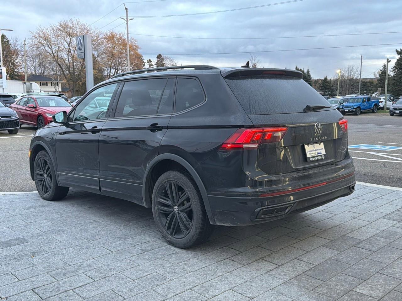 2022 Volkswagen Tiguan Comfortline R-Line Black EditionONE-OWNER, ACCIDEN Photo