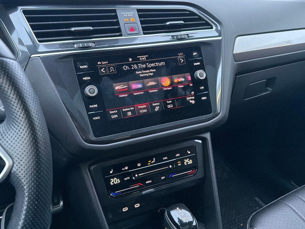 2022 Volkswagen Tiguan Comfortline R-Line Black EditionONE-OWNER, ACCIDEN Photo