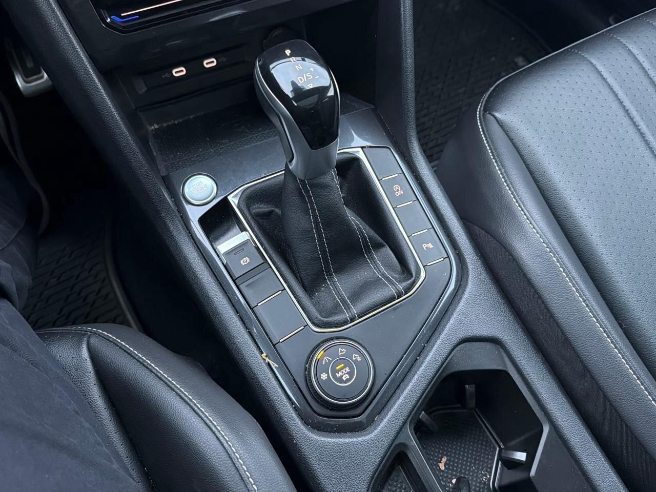 2022 Volkswagen Tiguan Comfortline R-Line Black EditionONE-OWNER, ACCIDEN Photo