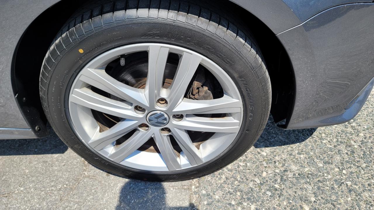 2016 Volkswagen Jetta Sedan HIGHLINE   LEATHER   NAVI   2 SET OF TIRES   ROOF Photo