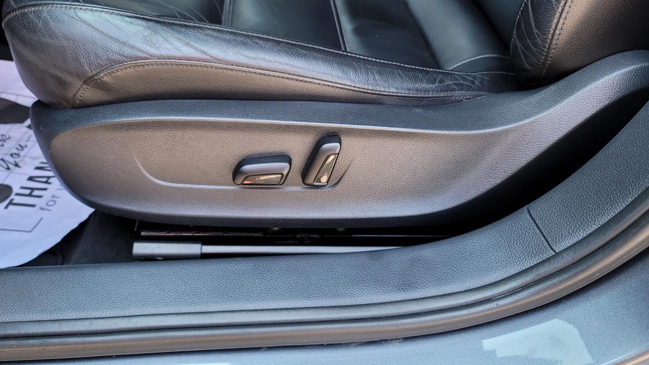 2016 Volkswagen Jetta Sedan HIGHLINE   LEATHER   NAVI   2 SET OF TIRES   ROOF Photo