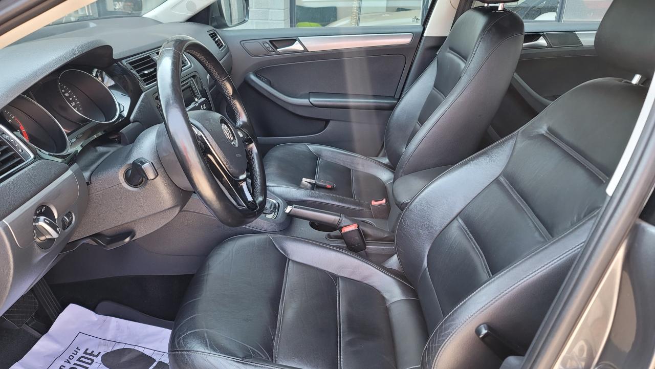 2016 Volkswagen Jetta Sedan HIGHLINE   LEATHER   NAVI   2 SET OF TIRES   ROOF Photo