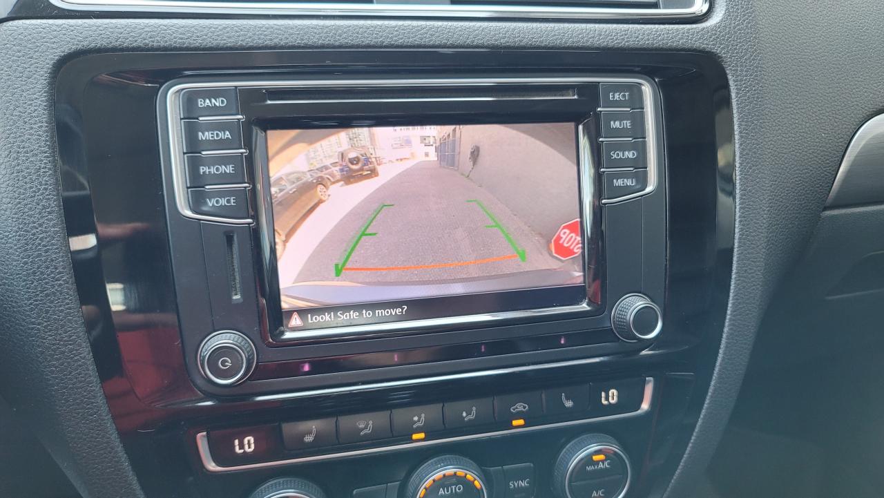 2016 Volkswagen Jetta Sedan HIGHLINE   LEATHER   NAVI   2 SET OF TIRES   ROOF Photo