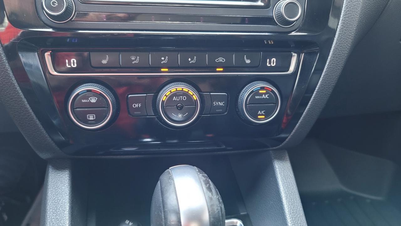 2016 Volkswagen Jetta Sedan HIGHLINE   LEATHER   NAVI   2 SET OF TIRES   ROOF Photo