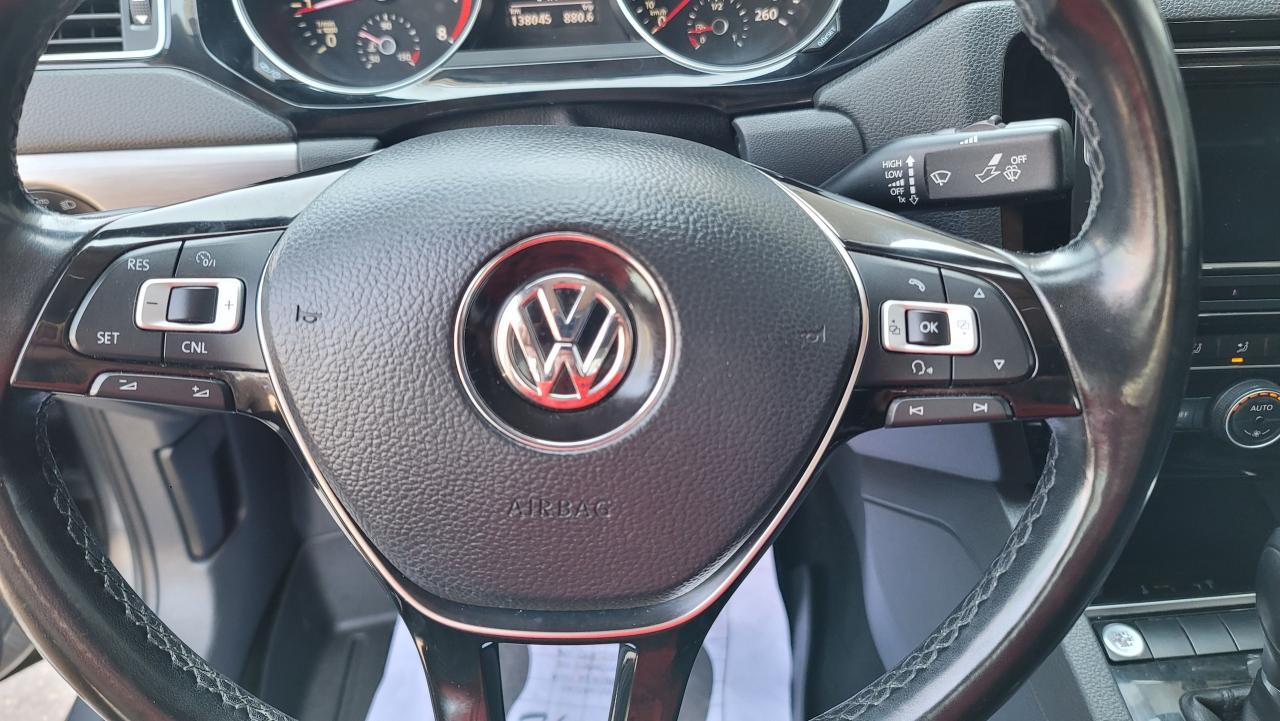 2016 Volkswagen Jetta Sedan HIGHLINE   LEATHER   NAVI   2 SET OF TIRES   ROOF Photo