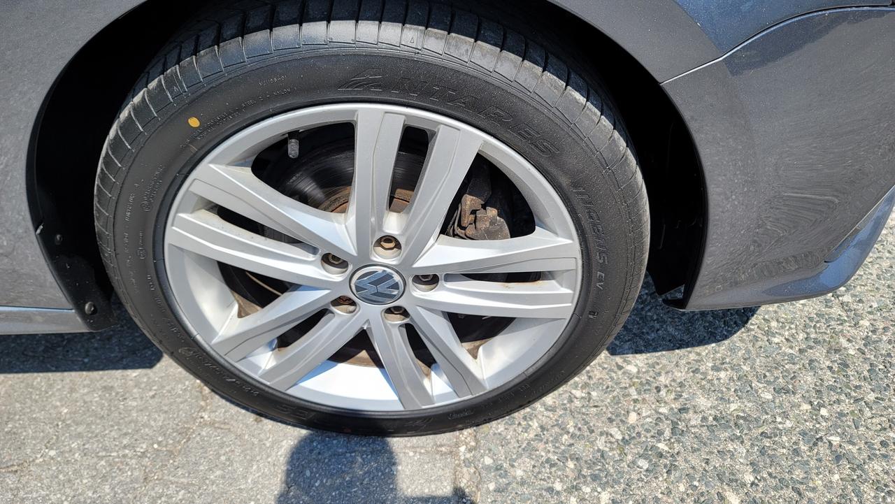 2016 Volkswagen Jetta Sedan HIGHLINE   LEATHER   NAVI   2 SET OF TIRES   ROOF Photo