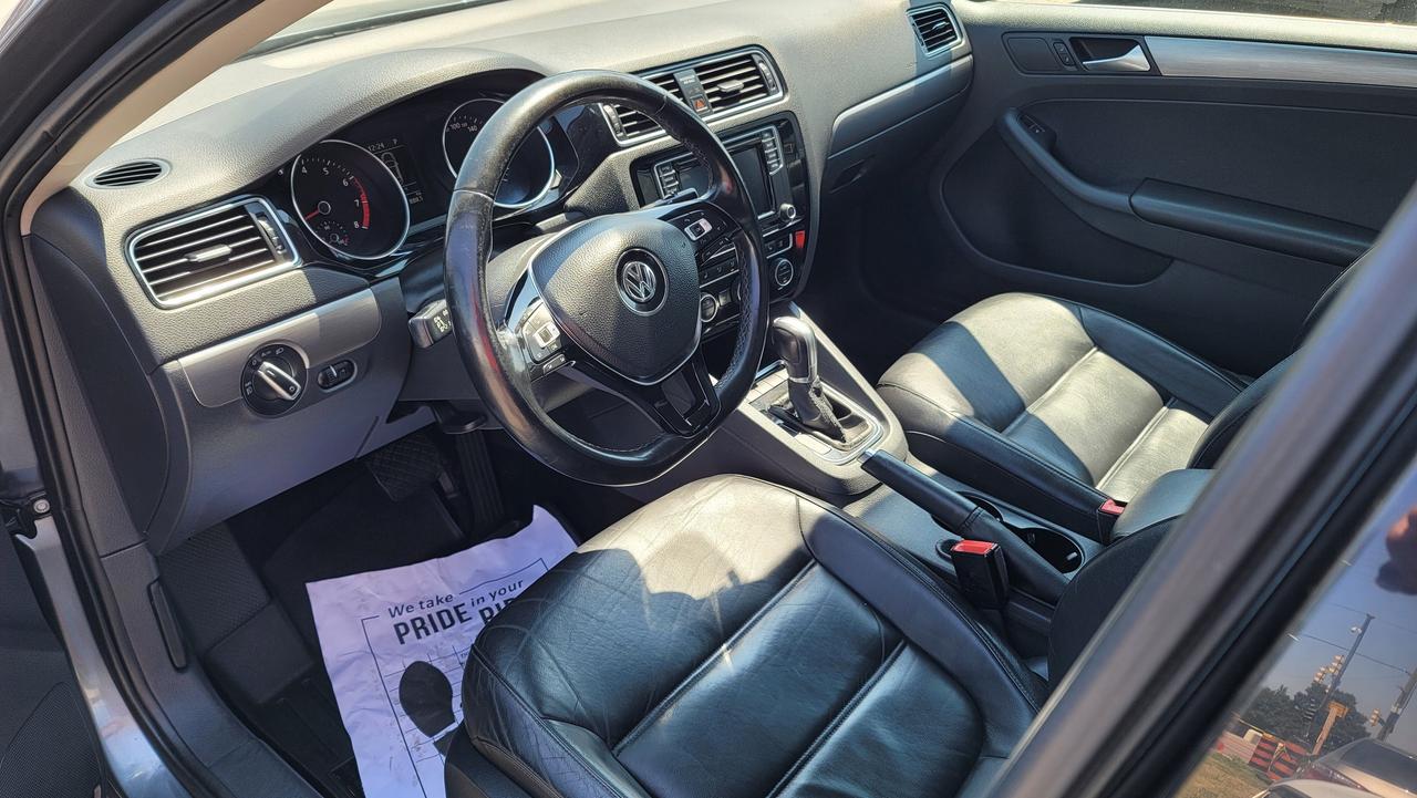 2016 Volkswagen Jetta Sedan HIGHLINE   LEATHER   NAVI   2 SET OF TIRES   ROOF Photo