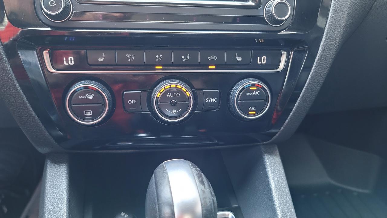 2016 Volkswagen Jetta Sedan HIGHLINE   LEATHER   NAVI   2 SET OF TIRES   ROOF Photo