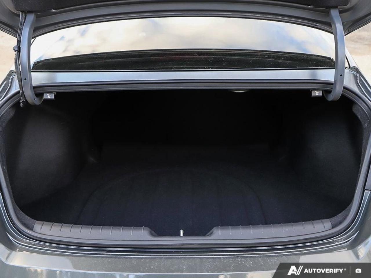 2024 Hyundai Elantra LuxuryACCIDENT-FREE, HTD LEATHER, SUNROOF, LANE KE Photo