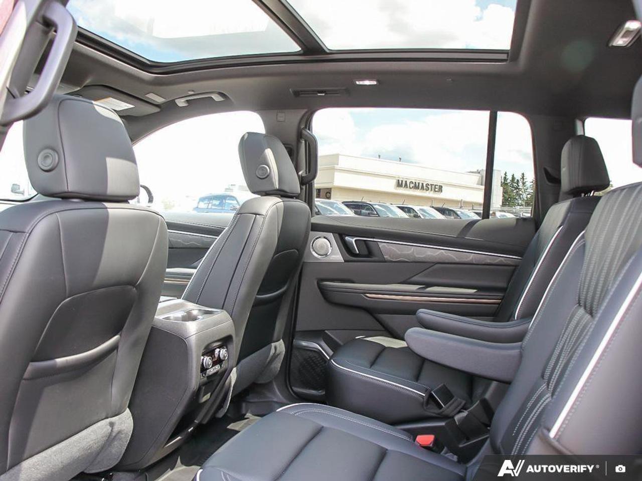 2025 Buick Enclave AvenirAVENIR, AWD, 2.5T, NAV, ROOF, COMPANY CAR! Photo